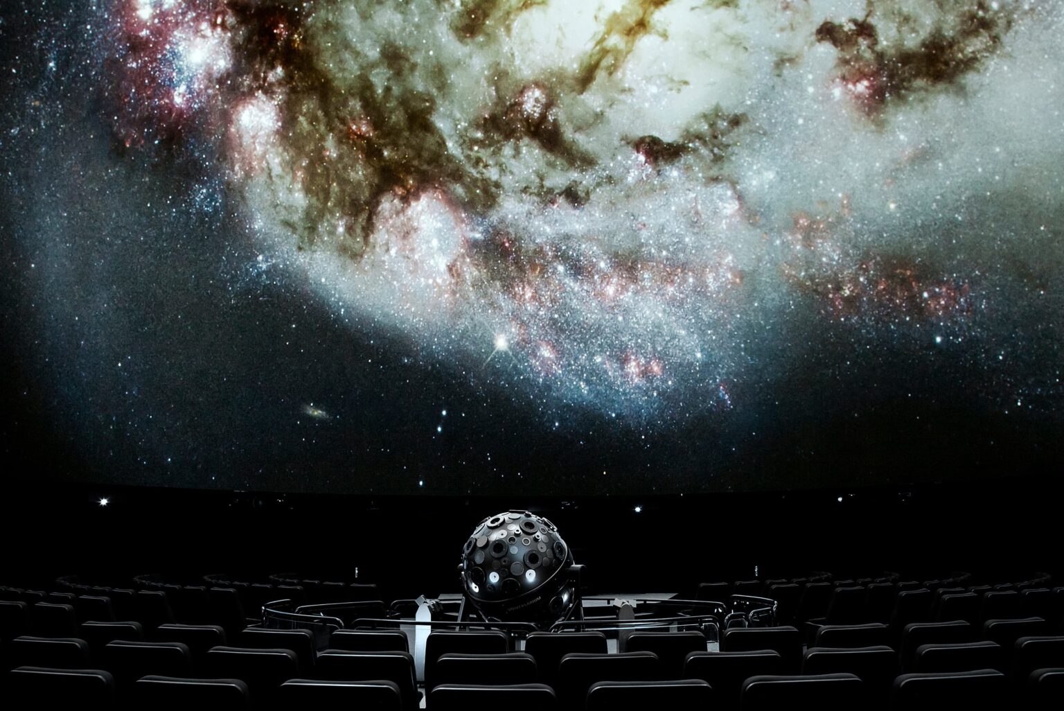 Projektion der Sonnenoberfläche im Planetariumssaal des Zeiss-Großplanetariums